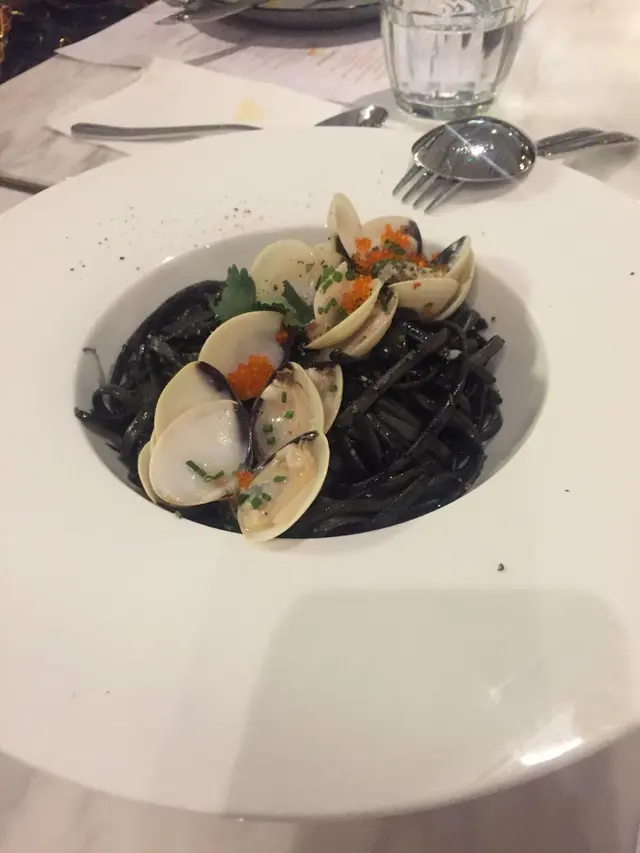 香炒新鮮蜆仔配墨汁青檸扁意粉