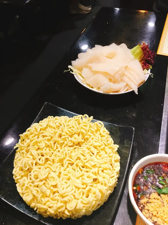 牛柏葉$48，  辛辣麵  $20