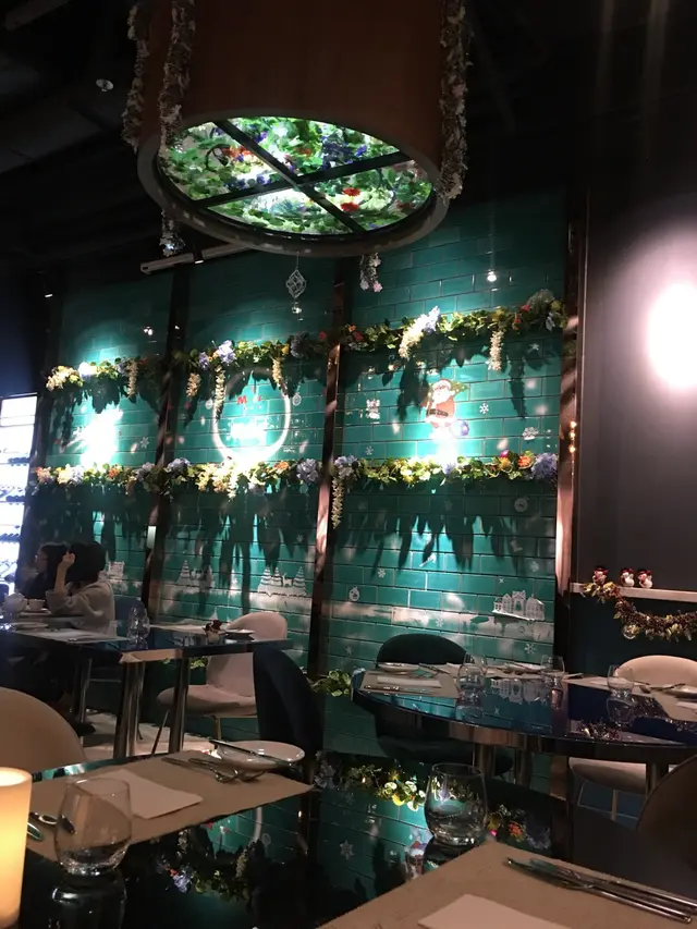 看得出餐廳的用心佈置，以Tiffany Blue作主調，用人工花草作點綴，讓人從生活中的煩囂抽離，寧靜悠閒地專注於與友人相聚的時光❤️❤️