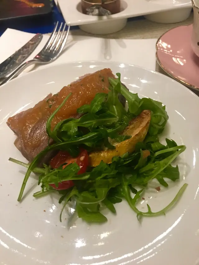 血橙汁的果香配上豬仔骨的肉香，出奇地夾，而配上蘋果玫瑰jelly，感覺新穎而具口感及層次，interesting  喔～～