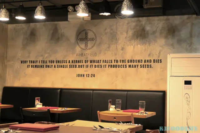 有經文寫左係牆上