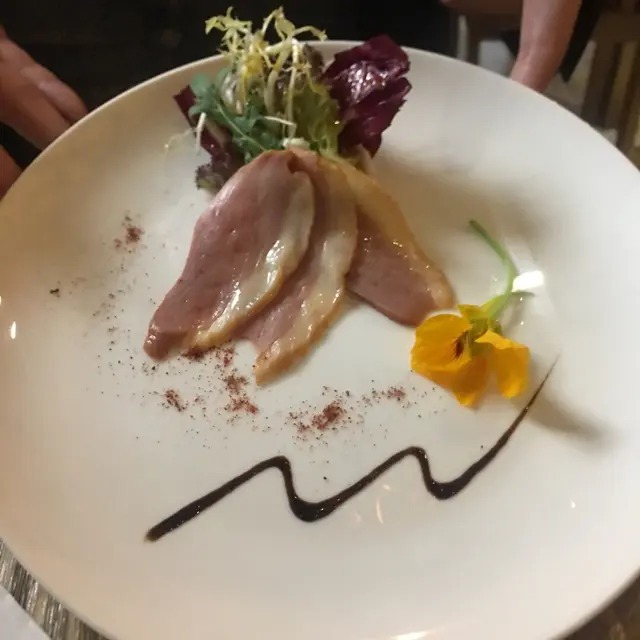 前菜沙律🥗靚到不得了，鴨胸肉配沙律菜，旁邊仲有朵花好靚既伴碟仲配番餐廳花既主題🌸