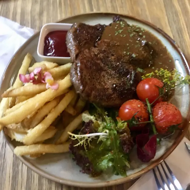 炭燒紐西蘭肉眼扒(10oz) $258 配薯條、沙律 ；薯條🍟係用真既薯仔新鮮炸熟，非常香脆，口感比平時食既更豐富更有薯仔味；肉眼扒係五成熟，入口好Juicy，肉質鮮嫩唔會韌