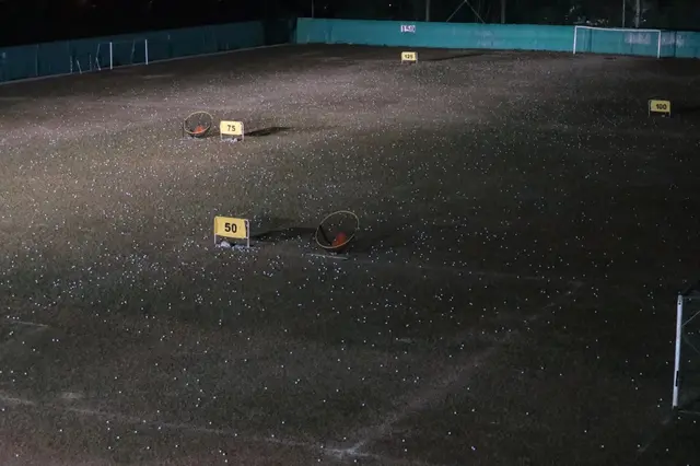 面對住南華會既哥爾夫球練習場，一路食，一路傾計，一路睇住一個個白色波仔飛出黎，偶爾會聽到 "砰" 一聲，即係又有一個波仔打中好遠既圍板。