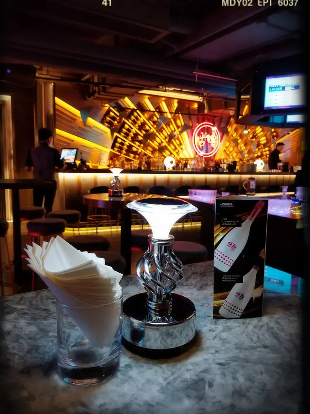 雲石吧枱上有個座枱小燈