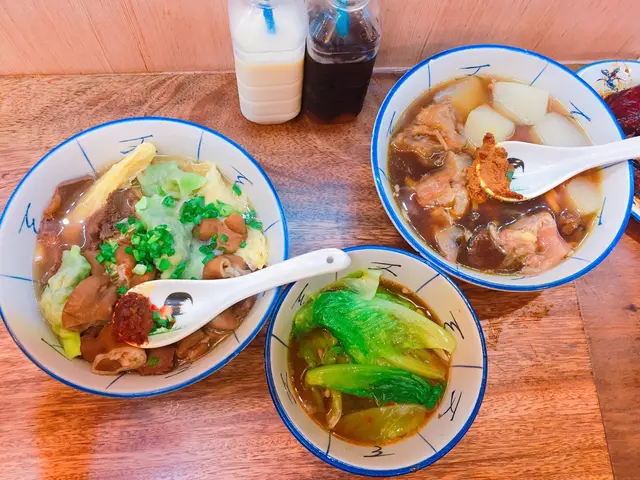 左：大腸雞腎腐竹麵配沙嗲  右:蘿蔔豬手麵配咖喱