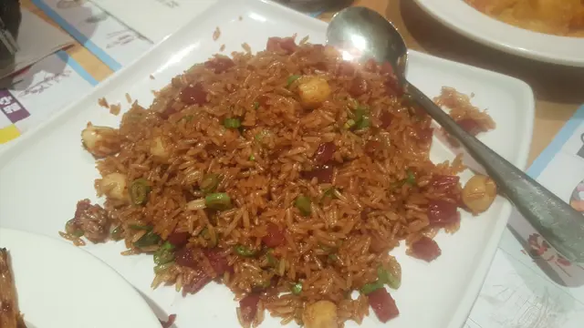 帶子炒飯唔係清淡D嘅咩!?誰知下豉油炒?仲要落臘腸,錯哂,好咸囉