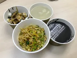 粥底很绵，很滑溜，花胶和鱼肚的数量不算太多，相信大部分都已经溶在粥中了吧 XD 冬天时份，吃一口暖粥，不只保暖，还顿时感觉自己补充了不少骨胶原，哈哈！