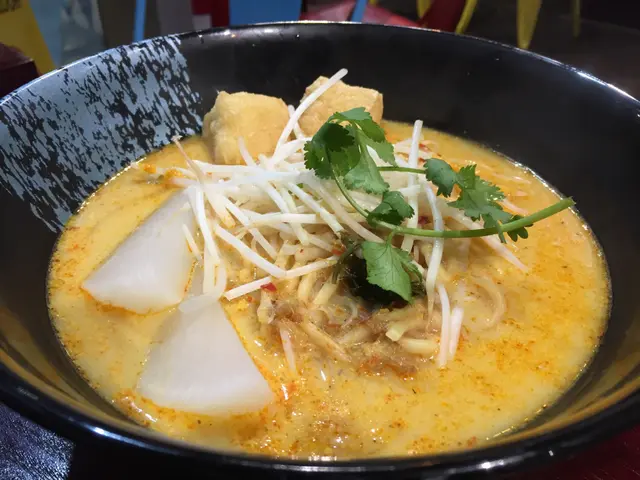 馬拉喇沙湯麵，麵是油麵及米粉混合而成，口味獨特。配搭一款餸，連飲品都只是$38!