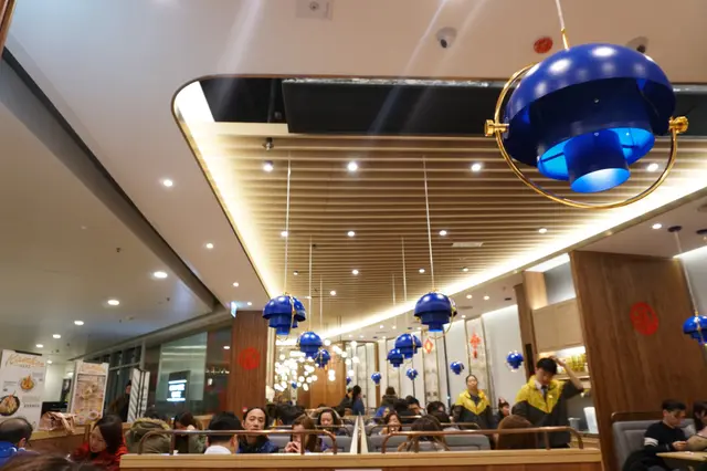 開放式的設計有如美食廣場,但裝潢上更時尚型格一點,而且是有服務而非自助模式。