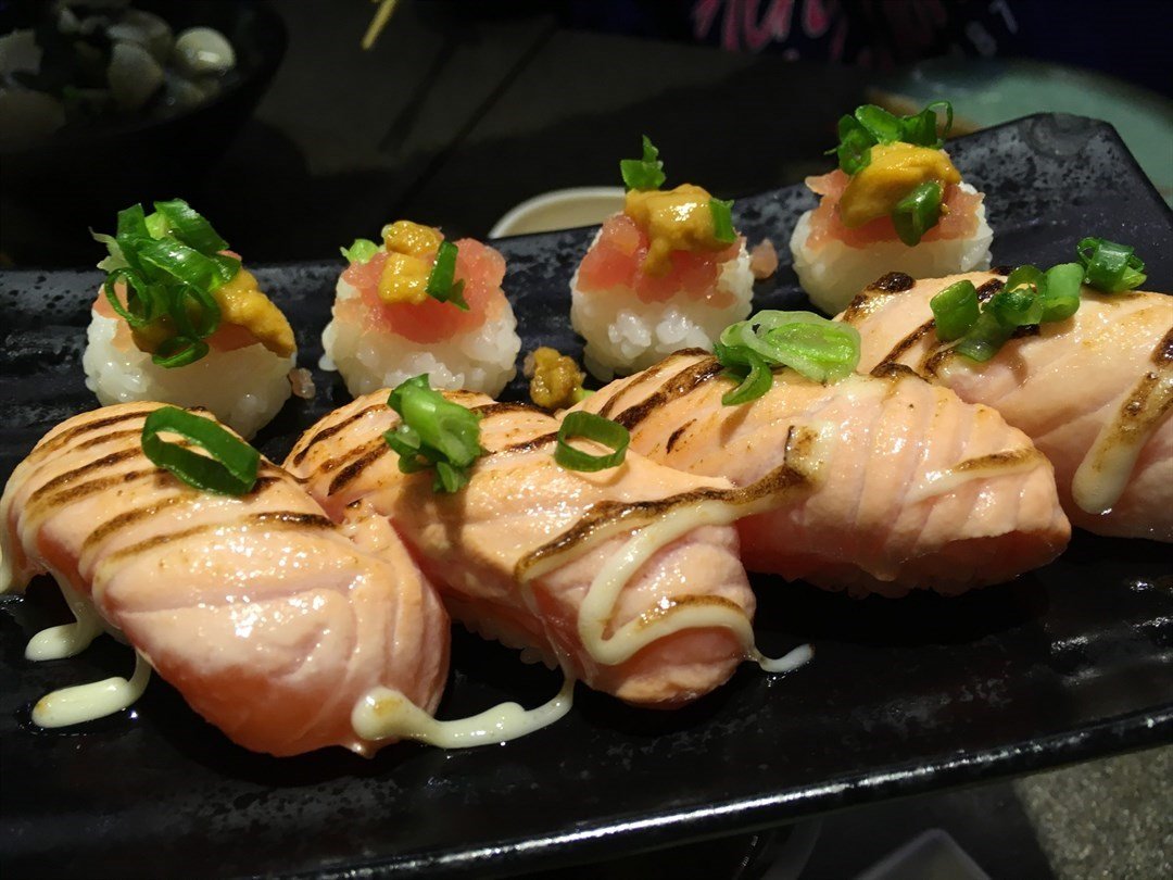 火焰三文鱼腩寿司图片