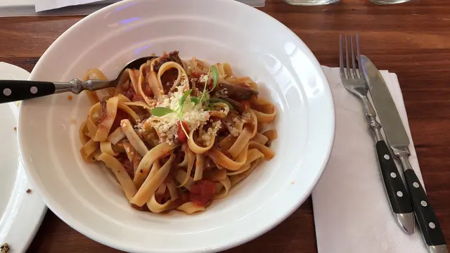 慢煮牛肉醬配闊條面