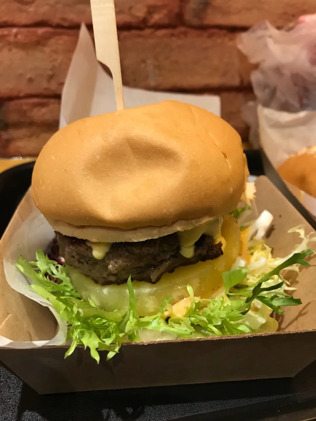 「菠萝牛肉堡」 - burger bs photo in lam tin hong kong | open
