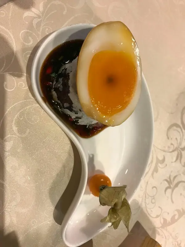 茶燻流心蛋伴黑魚子醬配厚切茄子