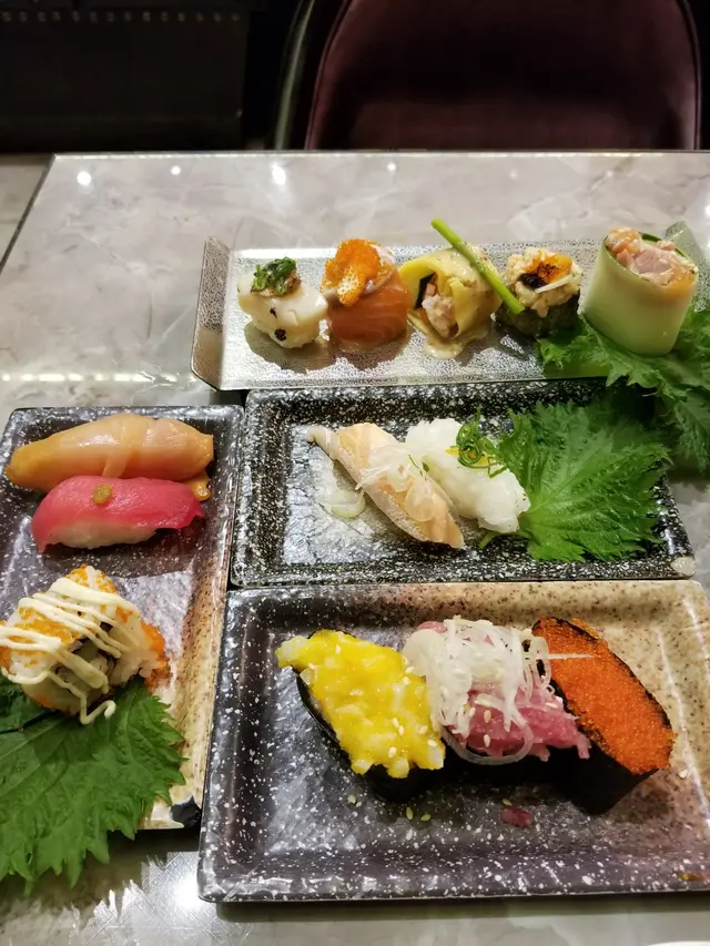 壽司整體不錯，飯有落醋