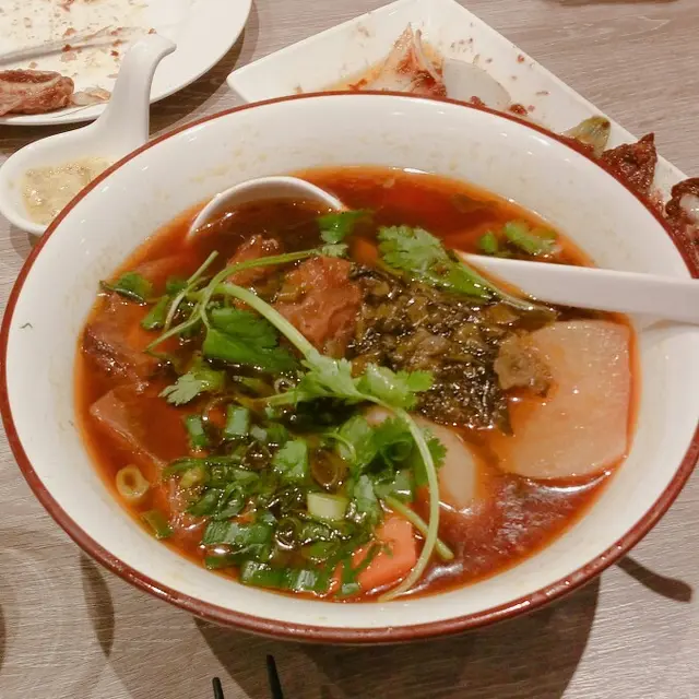 牛肉鮮嫩可口，差不多可以說是入口即化
麵是粗麵，口感配合這熟悉的紅燒湯底簡直是絕配
