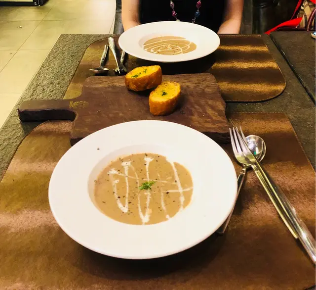 黑松露蘑菇濃湯。無論黑松露和忌廉的比例，都拿捏得很好。不會膩、黑松露味道也不會 overpowering, 仍然可吃到蘑菇的清香。