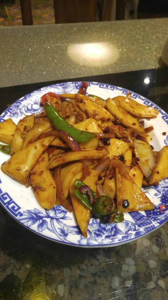 用豆瓣醬炒既叫少少辣~事關fd係孕婦，無計佢係要食辣。呢個夠鑊氣夠入味同埋好香一d都唔辣!!