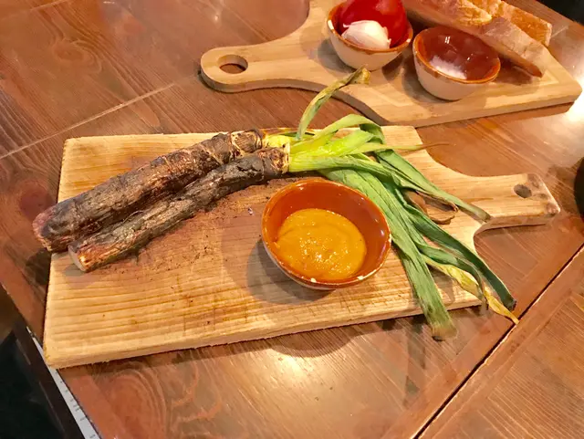 香烤西班牙冬日韭蔥配甜椒汁