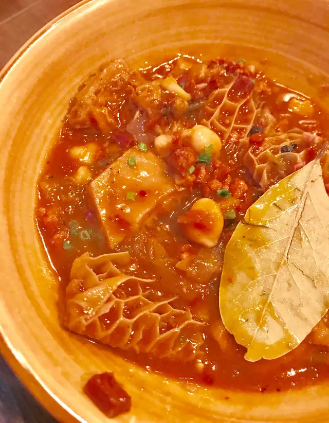 傳統西班牙辣肉腸醬汁鷹咀豆燴牛肚