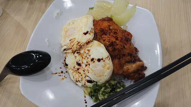 薑䓤煎蛋雞扒飯