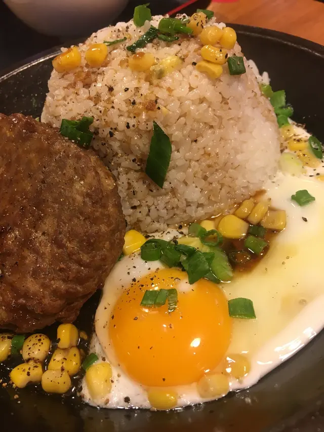 巨人漢堡煎蛋鐵板飯