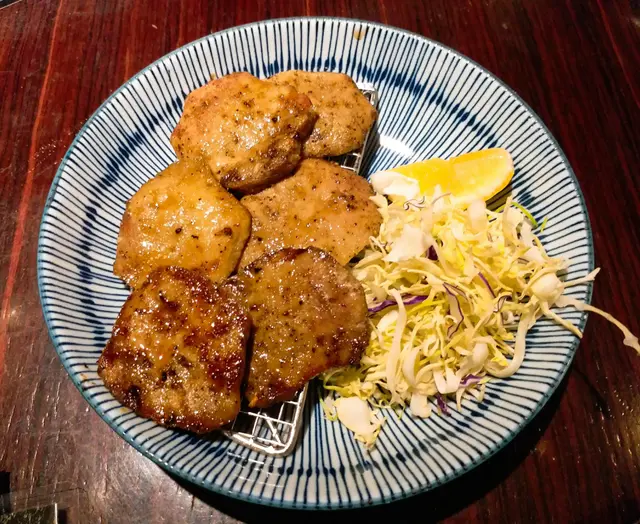 薄燒成六圓片 燒得惹味香口 調味剛剛好 加入檸檬汁提味更是不錯