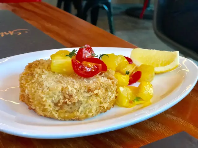 黃金蟹餅配菠蘿莎莎