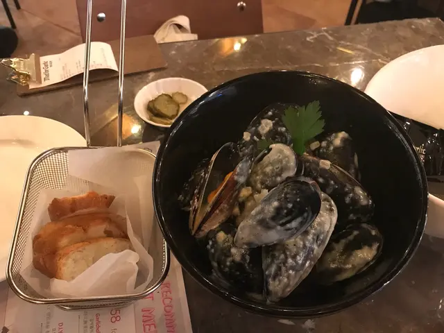 蒜香忌廉汁煮鮮活藍青口配法包片