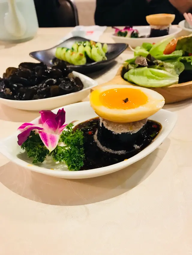 菜燻流心蛋伴黑魚子醬配厚切茄子