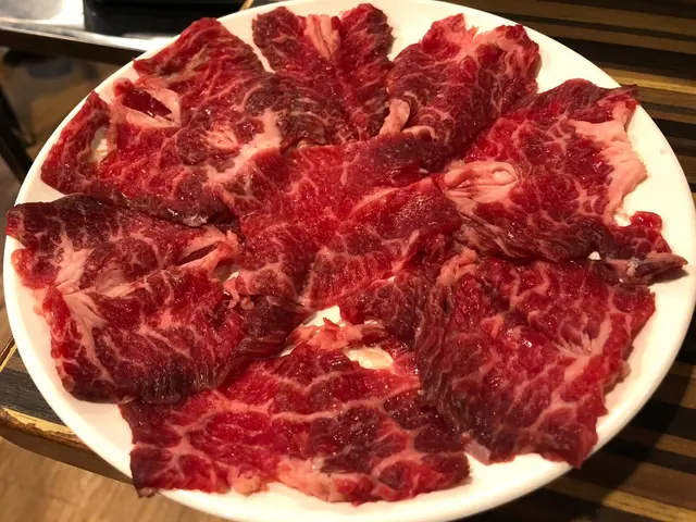 深紅色嘅牛頸脊油花都算均勻,
肉味香濃,脂肪少,肉質爽嫩