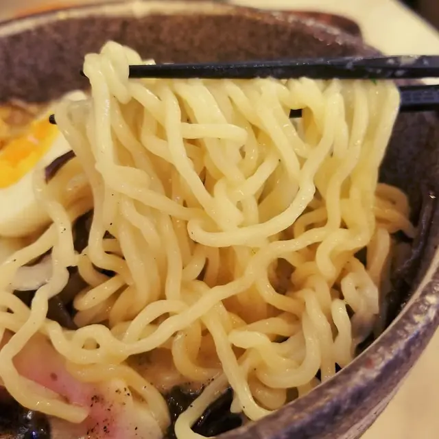 黑蒜炙燒極濃黑豚肉拉麵