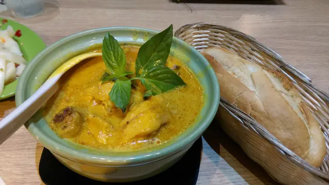 咖喱鮮雞煲 (配法包)