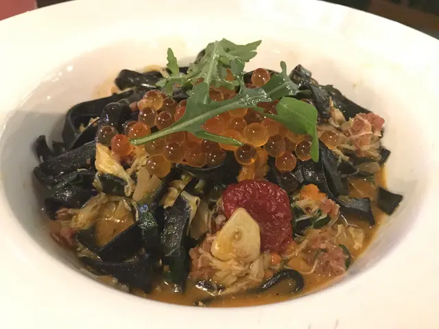 蟹粉蟹肉蟹籽自家製墨魚汁闊條麵