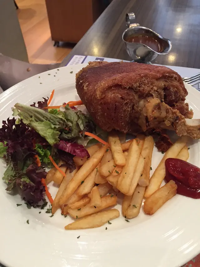 德國咸豬手跟薯菜