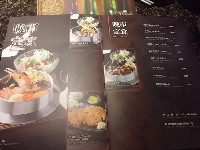 晚市定食套餐選擇唔少,熟食系八種正常數量,太多會影響食物品質,因為過多款式對儲存同去貨會影響食品質素