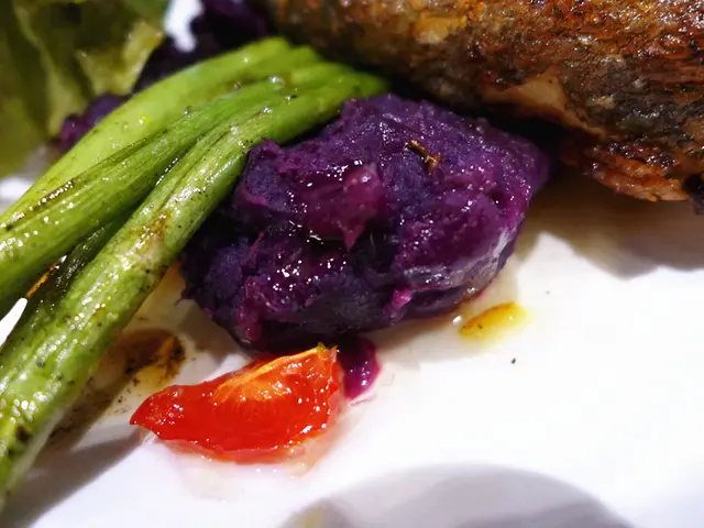 香煎比目魚配柚子汁及椰汁紫蕃薯茸