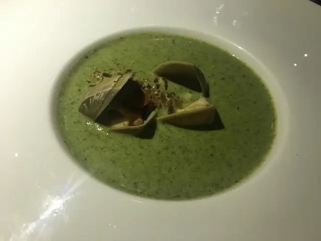 蜆肉大粒而新鮮,有咸咸的海水味。忌廉湯厚身,沒有菠菜的青味