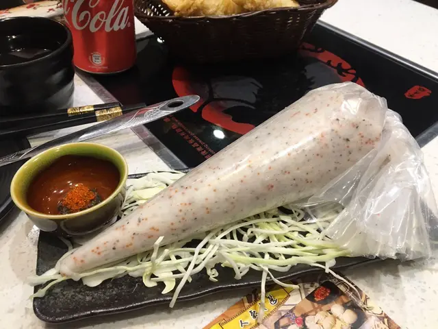 黑松露蟹子魚面係要自已擠落個煲到嘅,d蟹子
面好彈牙,又真係⻝得出有黑松露味。最估唔
到嘅係佢有碟仔原黑松露蟹子醬,就咁夾黎⻝
都好正
