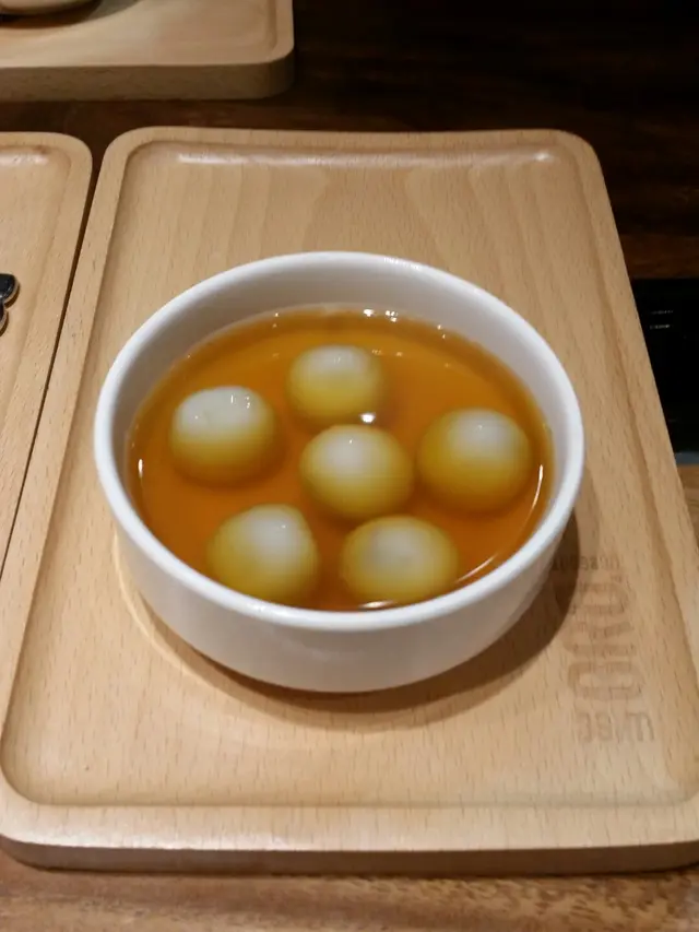 湯圓內心藏芝麻餡香，粉糰皮香軟，棉糯，薑糖水清甜不帶勁辣味道