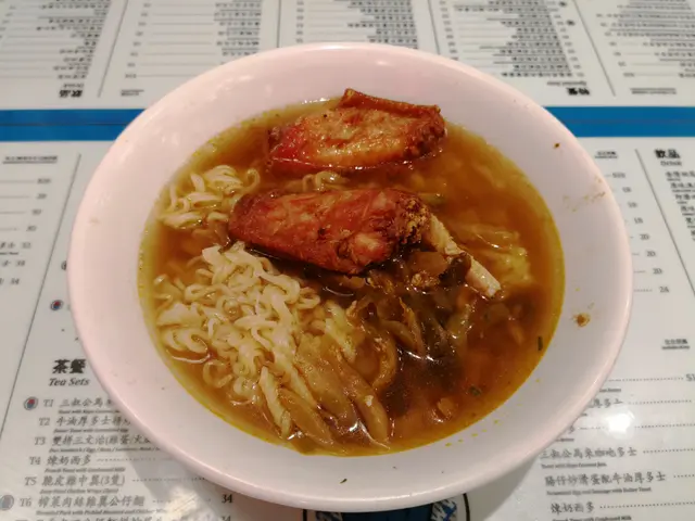 炸菜肉絲雞翼公仔麵