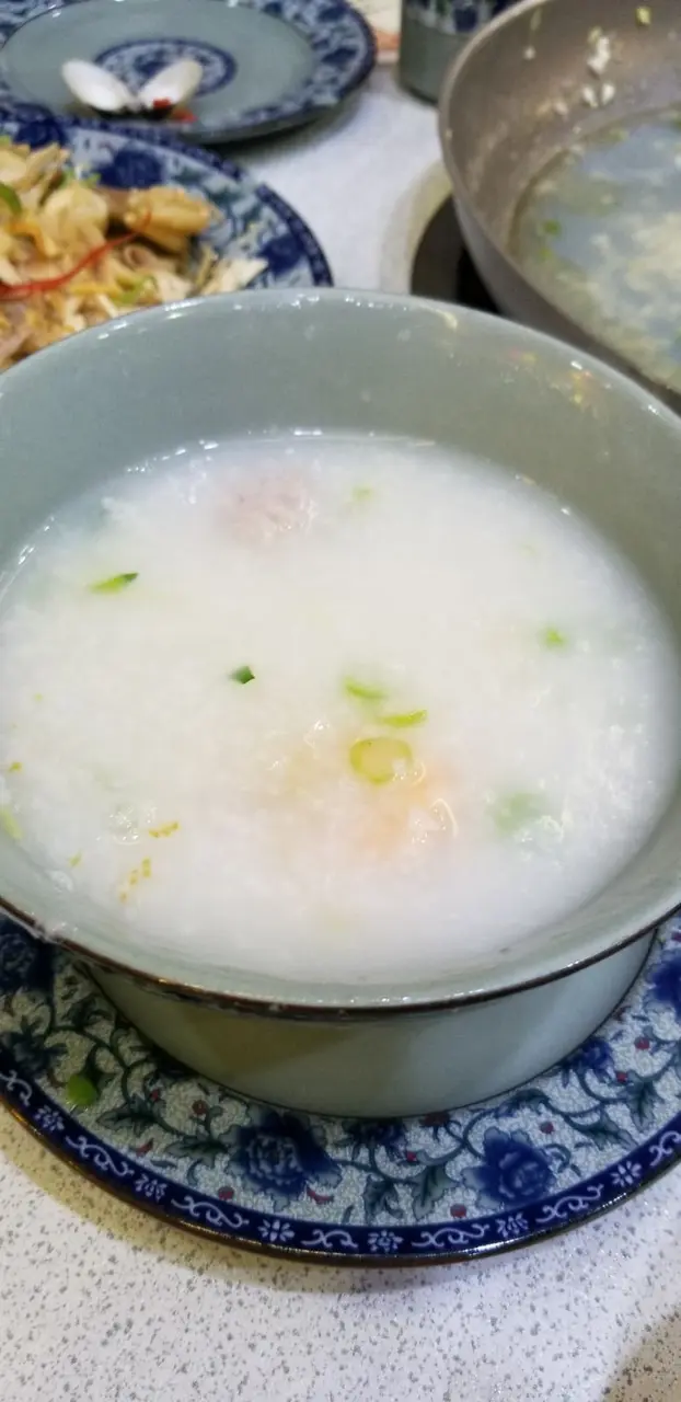 肉丸彈牙超好食，蝦無甚特別，下回還是只叫肉丸粥好。粥很綿，好吃。