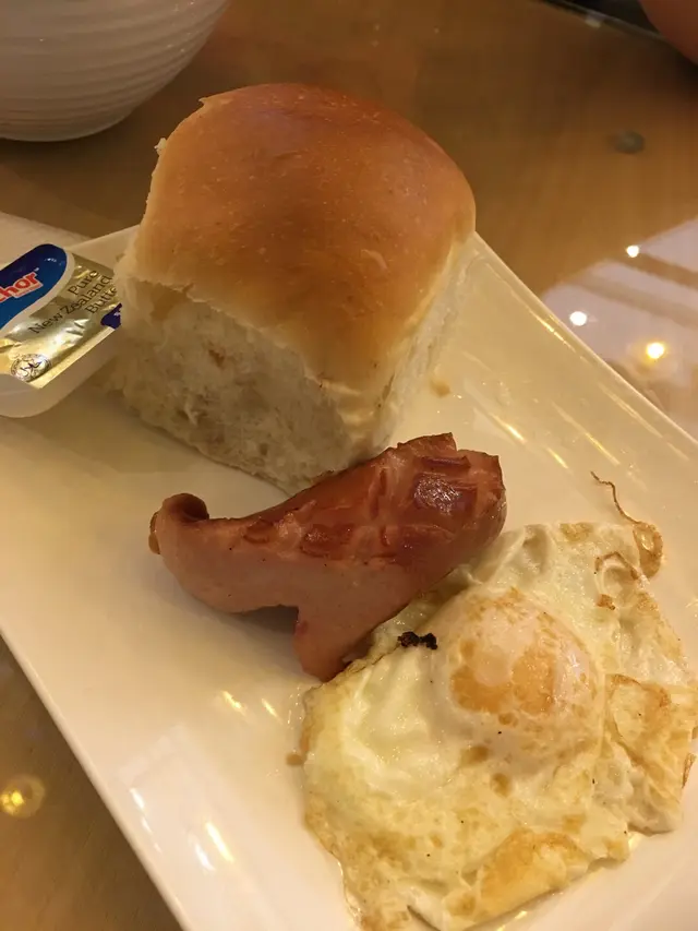 司華力腸煎蛋配自家包