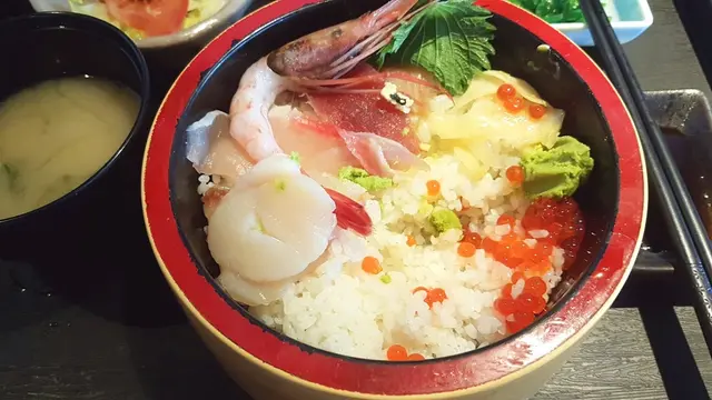 - 魚生超簿超細, 分量等於4片壽司
- 魚生唔新鮮, 顏色變身
- 完全冇鮮味
- 飯完全唔係日本米