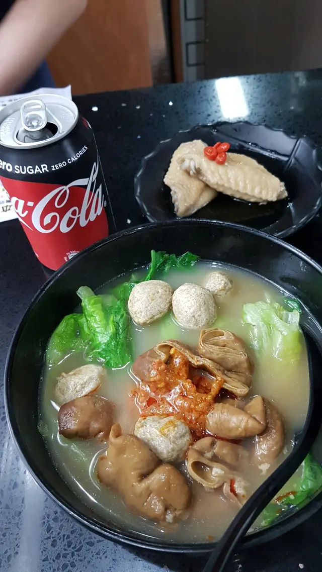 生菜底,豬腸,陳皮魚蛋,醉雞翼,秘製辣醬