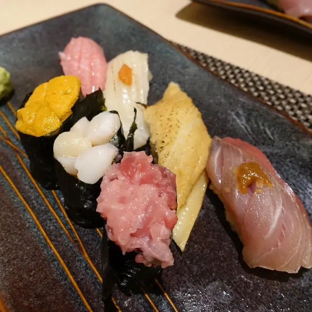 大拖羅  左口魚裙邊 穴子 野生油甘魚（鰤魚）日本海膽 小貝柱 蔥拖羅