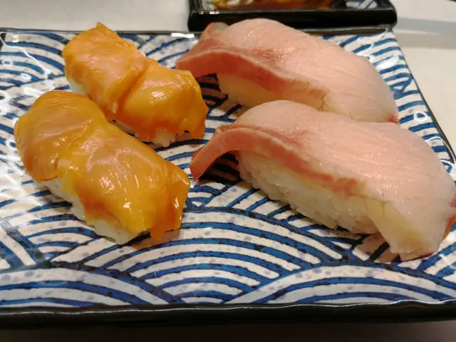 赤貝壽司(左面)