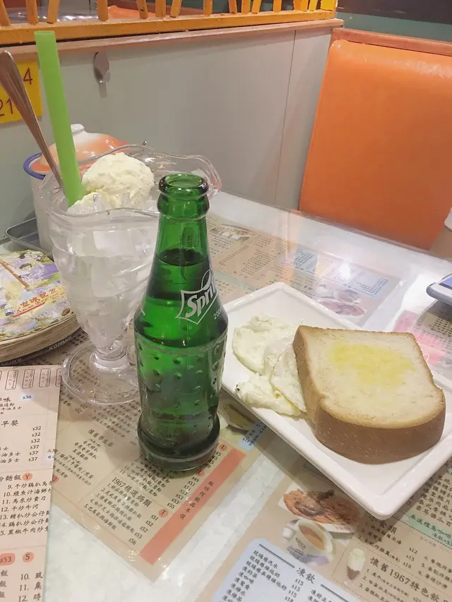 嗌左白雪公主  雪碧加雲呢拿雪糕！90後既我第一次飲