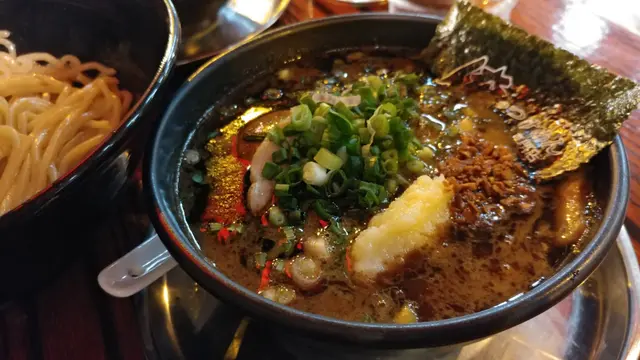 黑蒜油湯底沾麵