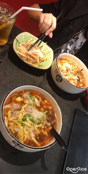 正價大碗啲既雞絲涼皮(左上)，酸辣湯拉麵(右上)，酸辣湯雲吞(中間) - 深水埗的北京拉麵店